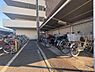 その他：駐輪場のお写真です。屋根が取りついていますので自転車を雨風から守れます。