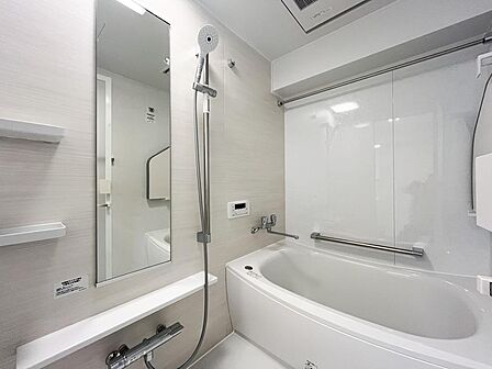 落ち着いた色調のアクセントパネルが施されています。足を伸ばせる浴槽で、ゆっくりと1日の疲れを癒すことができそうです。浴室乾燥機付きです。