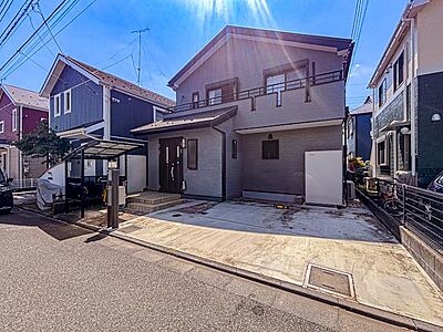 外観:中古戸建てながら、外観は丁寧に手入れが行き届いており、清潔感が感じられます。趣のあるデザインが魅力で、落ち着いた街並みにも馴染む佇まいが、家族の新しい暮らしを迎え入れてくれます。 外観:中古戸建てながら、外観は丁寧に手入れが行き届いており、清潔感が感じられます。趣のあるデザインが魅力で、落ち着いた街並みにも馴染む佇まいが、家族の新しい暮らしを迎え入れてくれます。