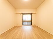 窓からたっぷりの陽光が降り注ぐ、明るい洋室です。お子様の成長に合わせて、寝室や勉強部屋など様々な使い方が可能です。木のぬくもりを感じるフローリングも魅力です。