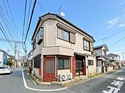 角地ならではの利点を活かし、日当たりや通風に優れた住まいです。周囲の広がりを感じる空間設計が、快適な生活を実現。開放感と利便性を兼ね備えた物件です。