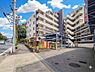 外観：落ち着いた色調とデザインが特徴の外観は、住む人の心を和ませる上品な佇まい。高級感と清潔感が漂い、安心して暮らせる住環境を実感できます。