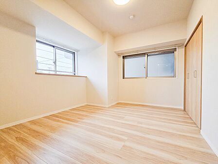 採光に恵まれ、静かな環境に位置する寝室。朝の自然光で心地よく目覚め、夜は静寂の中でゆっくりと休める、質の高い眠りを支える空間です。