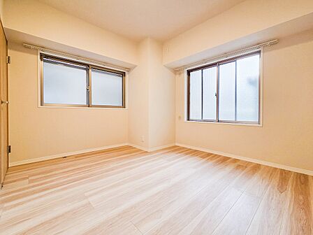 広々な子供部屋は、のびのびと過ごせる空間が魅力です。明るい日差しが差し込み、遊びや勉強に集中できる居心地の良い環境となります。お子さまの成長に合わせたレイアウト変更もしやすく、収納も充実しています。