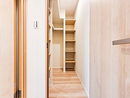 使い勝手の良い納戸スペースは、季節用品や大型荷物をすっきり収納できます。室内をゆとりをもって使えるため、生活の快適さを高める便利な設備です。