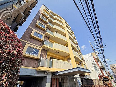 スタイリッシュで洗練された外観が、毎日帰宅するのを楽しみにさせてくれます。上質なデザインが目を引き、住む人にも訪れる人にも好印象を与える美しい佇まいが魅力です。