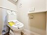 トイレ：清潔感のあるトイレは、シンプルでモダンなデザインが魅力です。広めのスペースでゆったりと使えるため、毎日の生活がより快適に。綺麗だからこその心地よさを感じられる空間です。