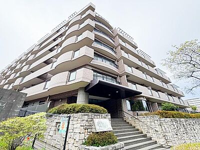 外観：スタイリッシュで洗練された外観が、毎日帰宅するのを楽しみにさせてくれます。上質なデザインが目を引き、住む人にも訪れる人にも好印象を与える美しい佇まいが魅力です。