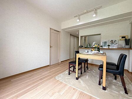 家族の会話が弾む、明るいダイニング空間。木のぬくもりを感じるテーブルと、カウンターキッチンが一体となり、毎日の食卓が特別な時間になります。