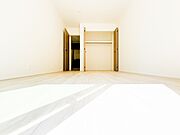 白を基調とした内装に光が反射し、実面積以上の広がりを感じさせる洋室。窓からの自然光が毎朝の目覚めを爽やかに演出します。どんなインテリアにも馴染むシンプルなデザインが、自分らしい寛ぎの時間を叶えます。