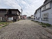開放感あふれる広々とした敷地は、お子様がのびのびと遊べるスペースにも。穏やかな街並みで、家族の笑顔が溢れる毎日を。