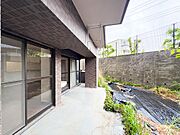 バルコニーから続く、広々としたお庭がございます。