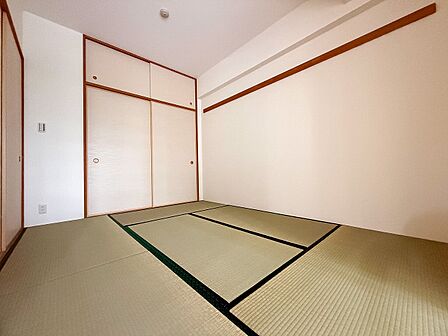 和室は、お子様の遊び場や客間として多目的に活用できます。豊富な収納スペースで、家族の荷物もすっきり片付きます。