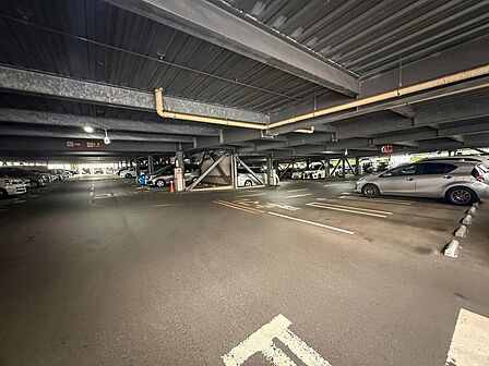 雨の日も濡れずに乗り降りできる屋内駐車場。お子様との外出時も安心、家族の車がゆったり停められます。※最新の空き状況は、要確認。