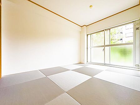 1歩足を踏み入れると畳ならではの香りを楽しめる和室。客間にもキッズスペースにもなり、冬はコタツでくつろげる安息の居住空間です。2026/9/3撮影