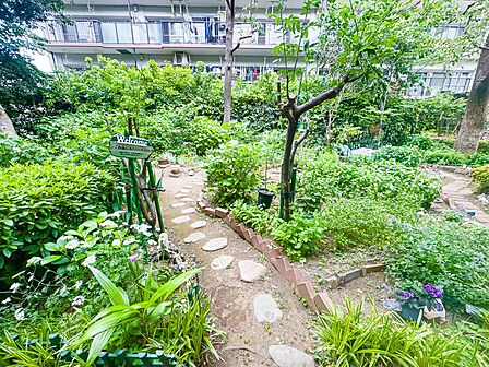 マンションの前には「共用のガーデンスペース」がございます。季節のお花が咲いており、癒しの空間が広がります。現地（2026年5月）撮影