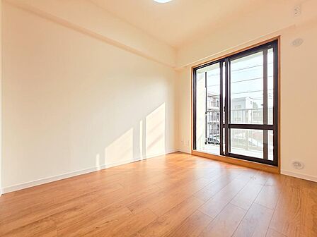 南向きバルコニーに面した明るい洋室で、たっぷりの陽光が室内まで差し込みます。フルリノベーションで内装を一新し、主寝室や子ども部屋としてはもちろん、書斎など多目的に活用できる空間です。