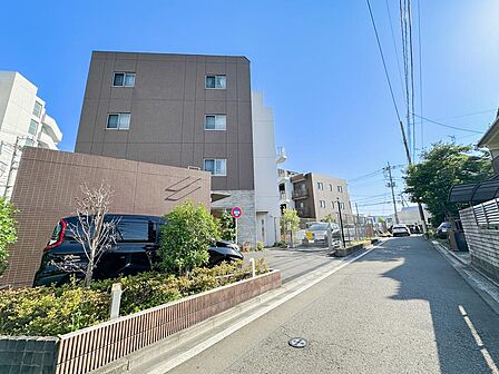 住む人を映し出す洗練された佇まいは、いつまでも輝き続けながらいつしか街の風景に溶け込んでいきます。