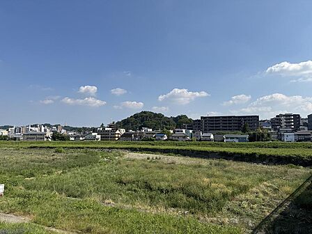青い空と白い雲、遠くの緑豊かな山々が見渡せる開放的な眺望。自然を感じながら、お子様とのびのびと過ごせる穏やかな住環境です。