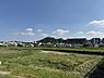 周辺：青い空と白い雲、遠くの緑豊かな山々が見渡せる開放的な眺望。自然を感じながら、お子様とのびのびと過ごせる穏やかな住環境です。