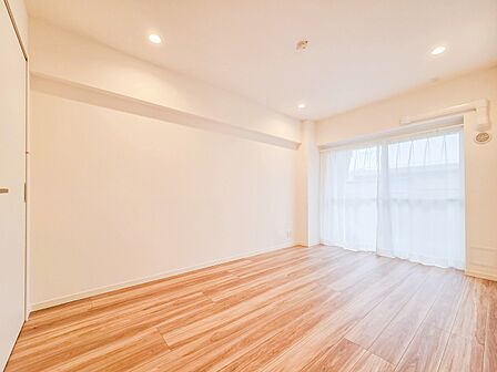 窓から差し込む柔らかな光が心地よい居室は、広さがあり、のびのびとした気分で過ごせます。趣味やリラックスの時間を楽しめる多用途な空間で、心安らぐ毎日が広がります。