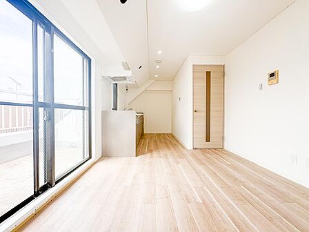 気持ちよく明るさを感じられる採光の良さ。朝の目覚めがすっと軽くなり、日中も気分が下がりにくい、暮らしを上げてくれるリビングです。