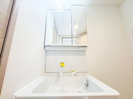 リフォームで生まれ変わった清潔感ある洗面化粧台。新しい設備で、朝の準備も夜のケアも気持ちよく続けられる暮らしのスタート地点です。