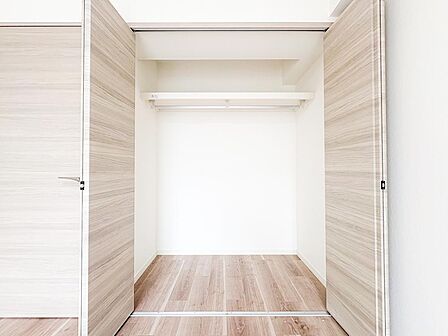 季節ごとの衣替えがラクになる容量のクローゼット。「あれどこ。」を探す時間が減るので、朝の身支度が短く整う収納です。