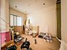 子供部屋：リフォーム前の状態ですが、ここからさらに美しく生まれ変わる予定です。新しい内装や設備で、明るく快適な住まいへとリニューアルされる過程を楽しみにしていただけます。