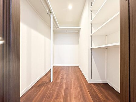 ウォークインクローゼットを完備。お子様のおもちゃやゴルフバックなど、大きなお荷物をお持ちの方や、季節物の家電製品やキャリーバック、お荷物が多い方でも安心のスペースです。
