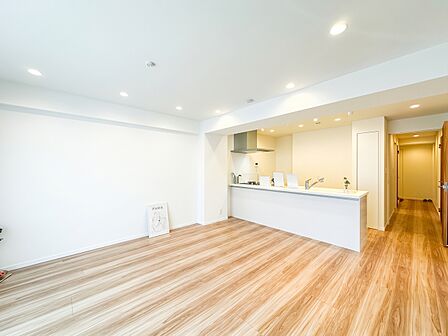 明るい木目調の床と白を基調とした爽やかな室内!ご家族との会話が弾む対面式キッチンを採用。