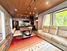 リビング/ダイニング：木の温もりに包まれる、洗練された大人のモダンリビング空間。