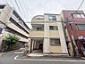 外観：穏やかな街並みに佇む、ベージュと白のコントラストが美しい外観。1階の駐車場は、子育て世代の送り迎えや買い物にも便利で、家族の時間を豊かに彩ります。