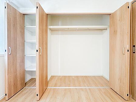 衣類を掛けたまま収納できる、ワイドなクローゼットを設置。左右の棚にはバッグや小物類も整理でき、居住空間をすっきり保てます。収納場所を決めやすく、毎日の身支度や衣替えもスムーズに進みます。