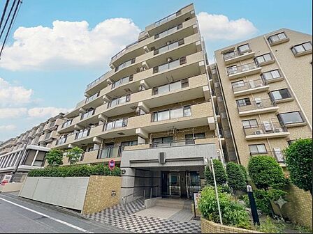 その邸が魅せる、気品・上質・重厚感・細やかさ、そのすべては訪れた者に安らぎと品性を与える特別な空間です。ここに住むからこそ意味がある。すべての(始まり)をここから迎えます。