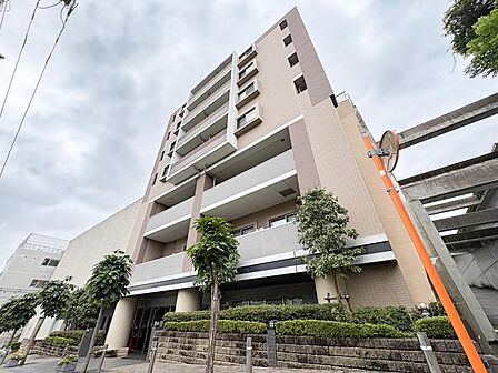 空に映えるスタイリッシュな外観。美しく手入れされた植栽が、日々の暮らしに潤いを与えます。