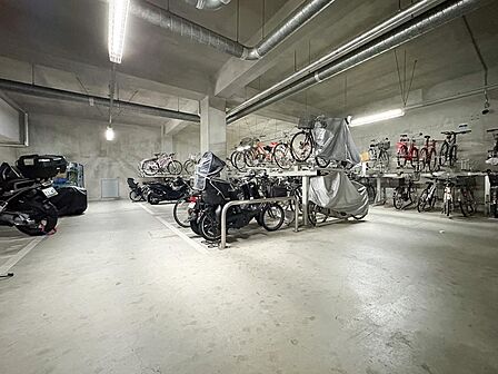 雨や風から大切な自転車・バイクを守る屋内駐輪場。整理整頓しやすく、出し入れもスムーズです。