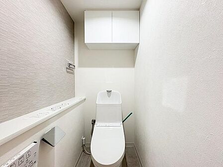 清潔感あるトイレ。シンプルでモダンなデザインが心地よい空間を演出し、ゆとりある広さで毎日快適にご使用いただける衛生的な環境がしっかり整っています。
