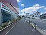 外観：青い空が広がる開放的な街並み。広々とした歩道は、お子様との散歩やベビーカーでの移動もスムーズで、家族の笑顔が弾む毎日を育みます。