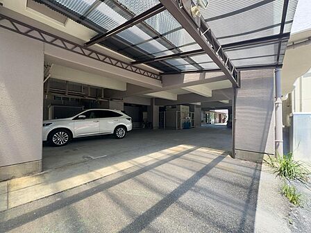 雨の日も濡れずに乗り降りできる屋根付き駐車場。お子様との外出準備もスムーズで、家族の時間を大切にできます。