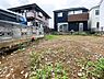 外観：安全性の高い敷地環境。間口からフラットに繋がっているため、毎日の入出庫がスムーズにこなせるカースペースの配置計画も容易です。
