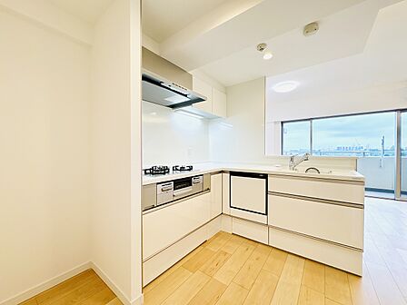 リビングを見渡せる対面式キッチン。お料理中もご家族との会話が弾む設計です。