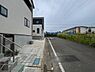 外観：閑静な住宅街を走る車通りの少ない前面道路。しっかり舗装されておりお車の出し入れもスムーズです。ベビーカーや小さなお子様連れの歩行も安心で快適に通行していただけます。