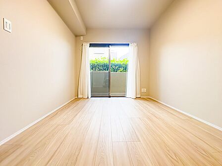 バルコニーに出ることができる約6帖の居室。現地に足を運んで頂けた時には、実際に周辺をご自由に散策して頂けます事をお勧め致します。2026/7/11撮影