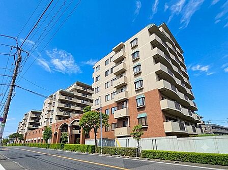落ち着いた街並みに調和する重厚感のある外観です。総戸数75戸のコミュニティが形成され、植栽が整えられたアプローチやエントランスが住まいの品格を演出します。リフォーム完成後のご見学もぜひご期待ください。