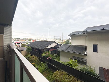 「2階からの穏やかな眺望」 前面に遮る大きな建物がなく、空が広く感じられる開放的なロケーション。青梅線「福生」駅徒歩7分の便利な立地ながら、穏やかな住環境でゆったりとお過ごしいただけます。