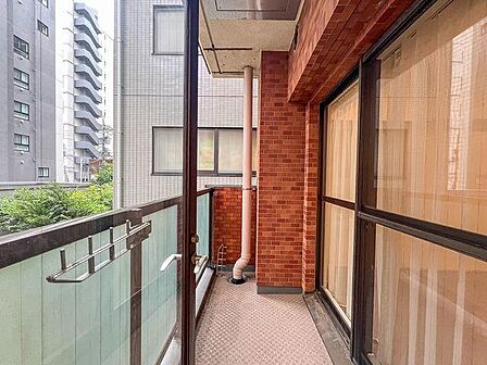 「バルコニー」 お洗濯物が乾きやすいバルコニー。物干し金具付きで毎日の家事もスムーズです。