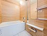 浴室：見た目にも清潔で広々としたバスルーム。モダンなデザインと機能性が備わり、ゆったりとした浴槽で心身ともにリラックスできる、特別な時間を楽しめます。