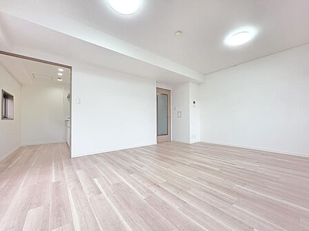 キッチンからリビングまで緩やかにつながる、広がりを感じる住空間。家具を配置しやすいすっきりとした形状で、食事の時間と寛ぎの時間を心地よく過ごせるリビングです。