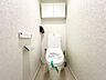 トイレ：「清潔感ある快適トイレ」温水洗浄便座を新品設置。上部にはトイレットペーパー等をしまえる吊戸棚付き。